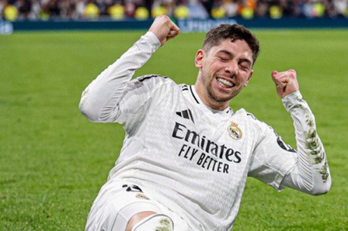 Late Valverde goal keeps Real Madrid in La Liga title race