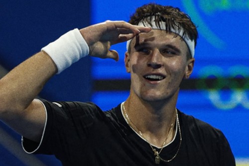 Mensik upsets Sinner in Doha, sets SF with Fils