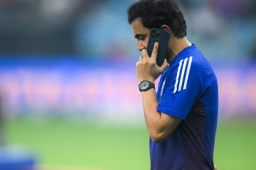 Asia Cup 2025 triumph: Gambhir, Kuldeep land in Ahmedabad, accorded hero's welcome