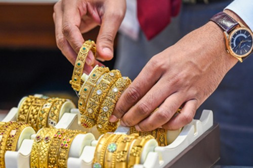 Gold plummets 5.89 pc this week amid profit booking, dollar surge
