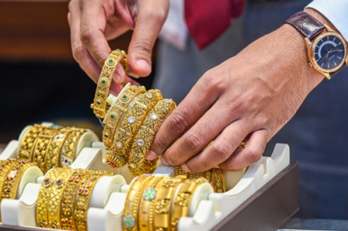 Gold prices dip as safe-haven demand declines