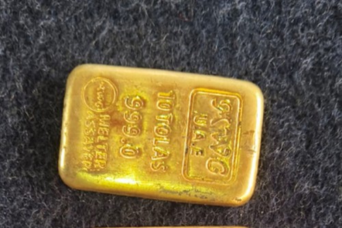 Bengal: Gold valued at Rs 55 lakh seized; smuggler arrested