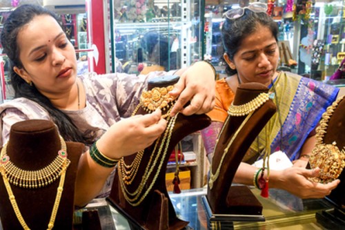 Gold slips on MCX after BOJ rate hike