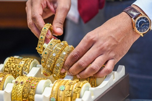 Gold, silver extend gains on Fed rate cut hopes