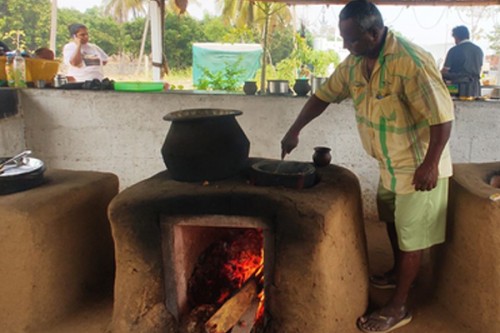 Cooking gas shortage forces Chennai restaurants to switch to firewood, electric stoves