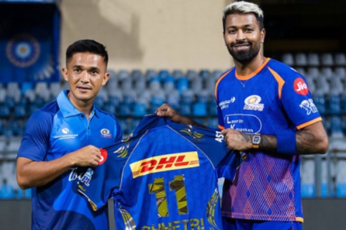 Pandya presents Chhetri with MI jersey on his visit to training camp at Wankhede