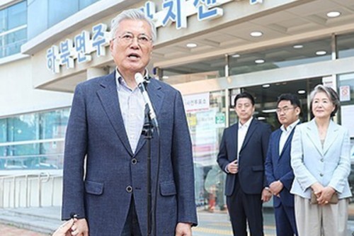 South Korea: Ex-Presidents Park, Moon cast ballots in early voting