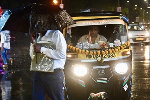 New Year begins on a wet note for Mumbaikars, unexpected rain drenches parts of city