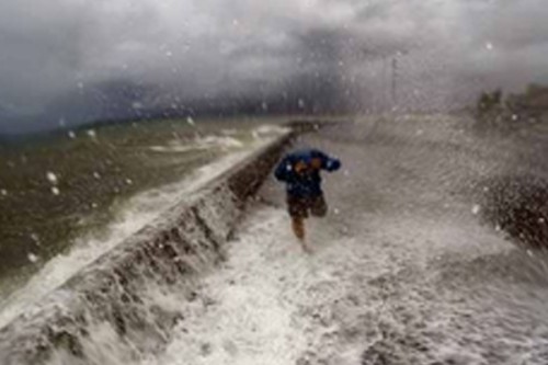 Floods paralyse Philippine capital, many provinces