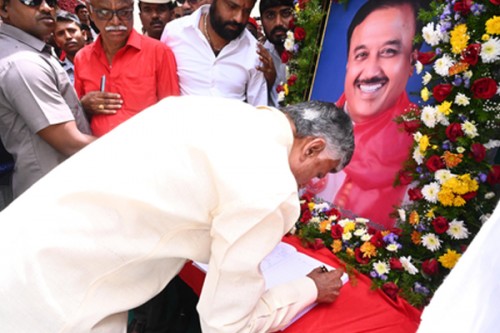Andhra Pradesh CM Naidu pays homage to Sudhakar Reddy