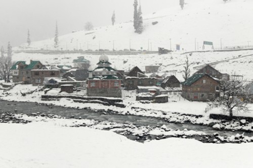 Rain, snow lashes J&K; day temperature improves in Srinagar