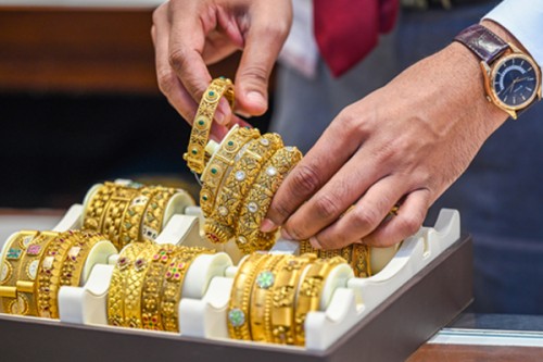 Gold breaks weekly losing streak but falls after US govt shutdown ends
