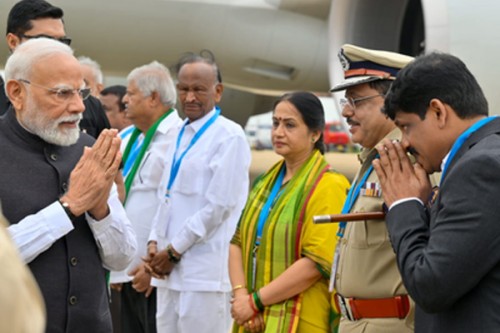 PM Modi arrives in Bengaluru; thousands line up on roads to welcome him