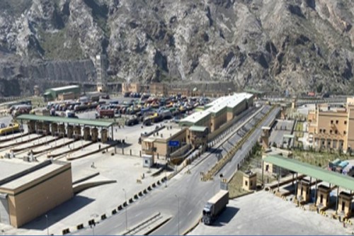 Pakistan, Afghan forces exchange heavy fire near border