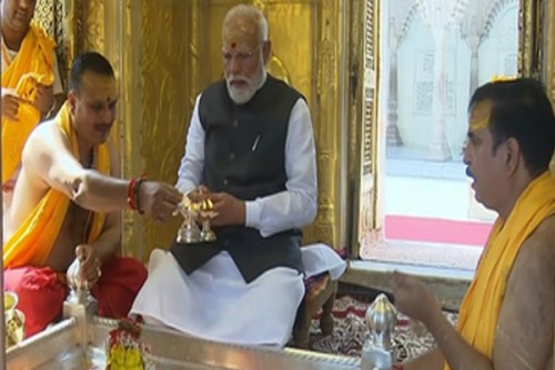 PM Modi offers prayers at Shri Kashi Vishwanath Temple
