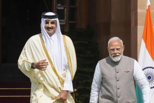 Prime Minister Modi speaks with His Highness Sheikh Tamin Bin Hamad Al Thani, Amir of Qatar