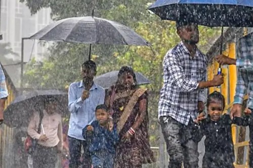 Heavy rain lashes Telangana, disrupts normal life