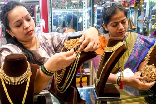 Gold rises to record high over strong safe haven demand