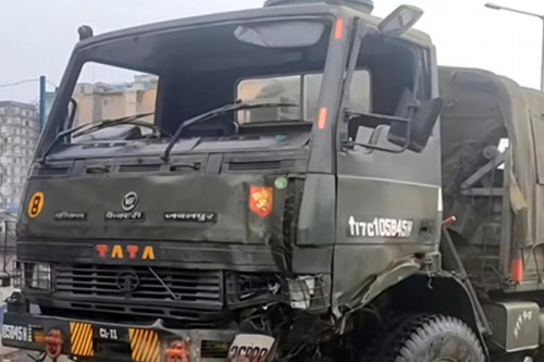 Two jawans injured as Army truck overturns in Kolkata