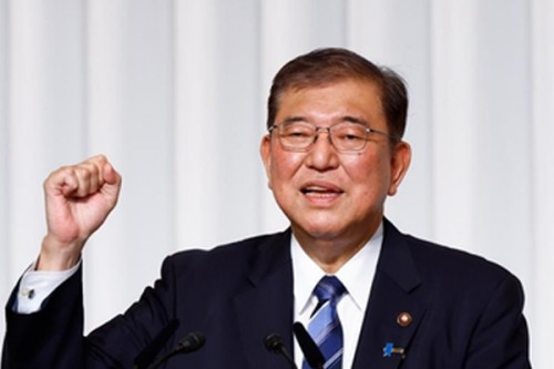 Japan's ruling LDP lawmakers start voting for new leader