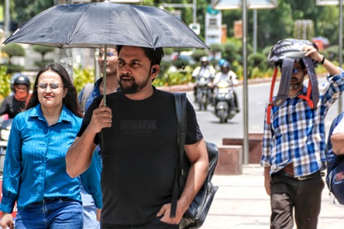 Delhi swelters under scorching heat, IMD issues orange alert