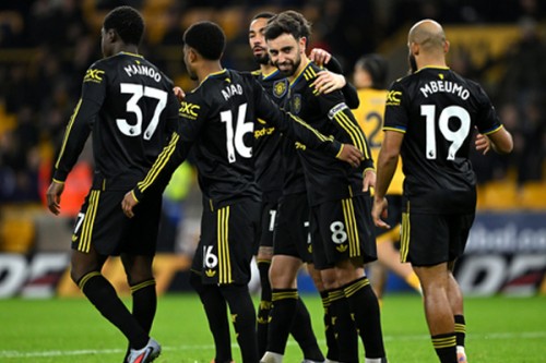 Premier League: Fernandes stars as Man Utd beat Wolves to go sixth