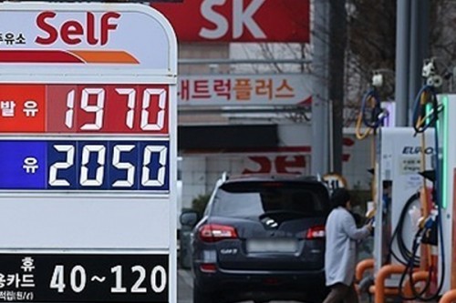 Retail fuel prices drop in S. Korea after implementation of price cap system