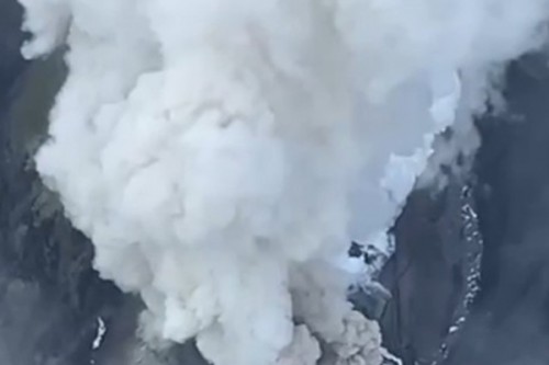 Russian volcano sends ash plume 10-km high in Kamchatka