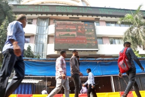 Stock market decline continues over weak global cues, FII selling