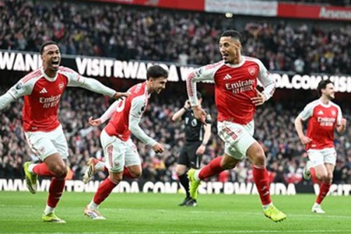 Arsenal beat Chelsea to stay 5 points clear in Premier League