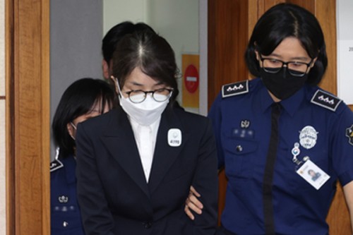 South Korea: Ex-first lady attends 1st hearing of corruption trial