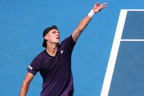 Mensik beats Baez to clinch Auckland crown