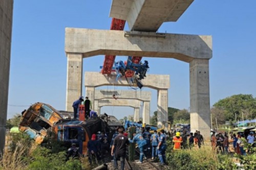 Crane collapse derails train in Thailand, killing 22