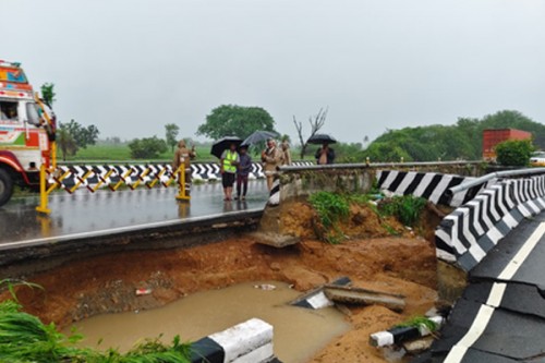 Traffic diverted as heavy rain damages Hyderabad-Nagpur highway