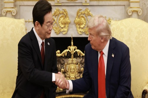 Trump arrives in South Korea for high-stakes summits with Lee, Xi