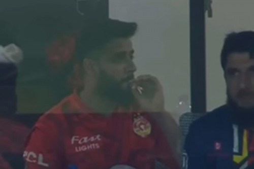 Imad Wasim caught smoking in dressing room during PSL final: