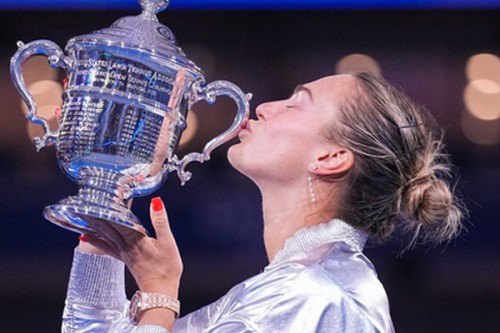 US Open: Sabalenka defends crown with win over Anisimova