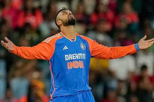 T20 WC: Chakaravarthy's accuracy makes him a challenging bowler, says Mhambrey