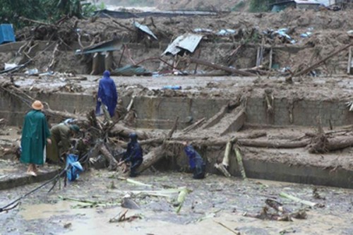 Eight dead, 3 missing after flash floods in Vietnam