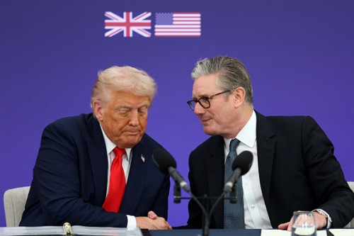 Trump , Starmer  hail renewal of 'special relationship', skirt difficult issues?