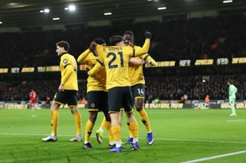 Liverpool beaten by late Wolves goal at Molineux