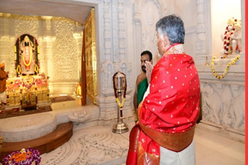 Andhra CM Chandrababu Naidu offers prayers at Ayodhya temple