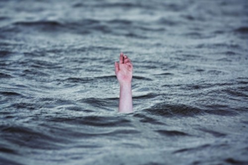 Seven pilgrims drown in Dwarka; one dead, six rescued