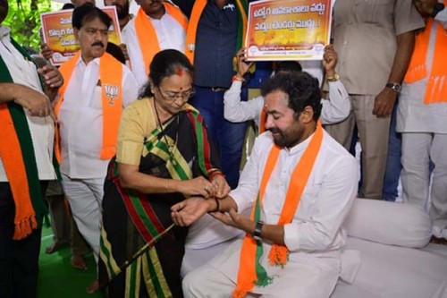 Telangana BJP undertakes 24-hr hunger strike over unemployment