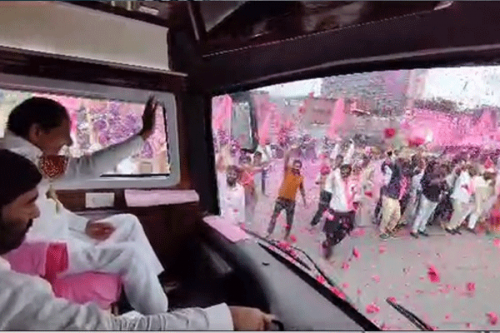 KCR leaves for Maharashtra in huge convoy of 600 vehicles