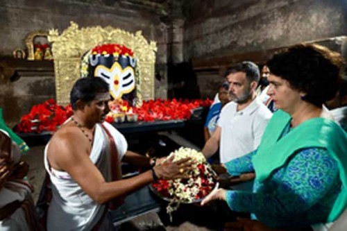 Rahul, Priyanka offer prayers at Telangana's Ramappa temple