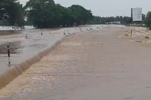 Hyderabad-Vijayawada highway flooded, traffic suspended
