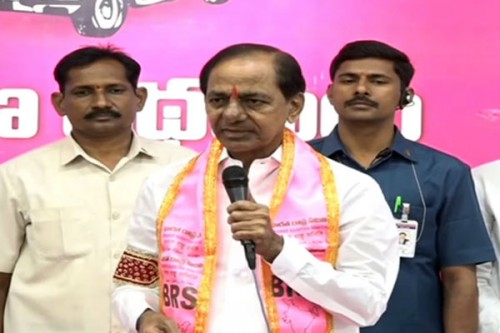 KCR offers prayers at his lucky temple with nomination papers