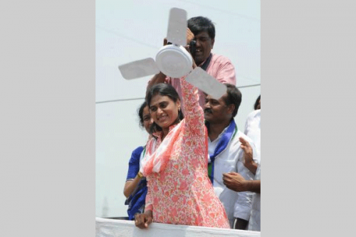 Sharmila slams KCR for spending public money for Maharashtra visit