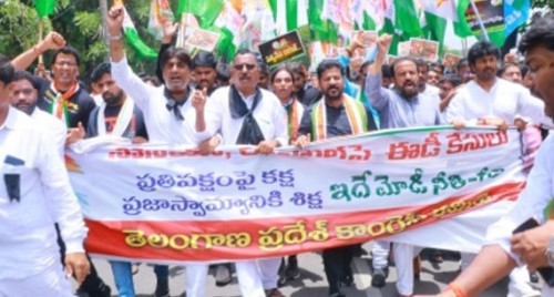 Congress takes out huge rally in Hyderabad in support of Sonia
